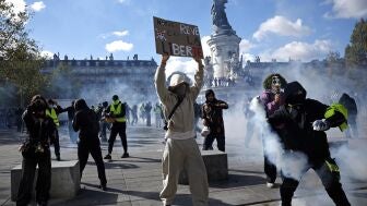 Cientos de detenidos, asaltos a edificios y disturbios desde Par&iacute;s a Marsella: las protestas por el coste de la vida se extienden por toda Francia