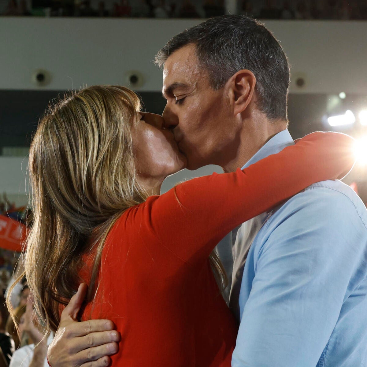 Sánchez mete a Begoña Gómez en campaña y le declara su amor: "Que lo  escuchen alto y claro: te quiero"