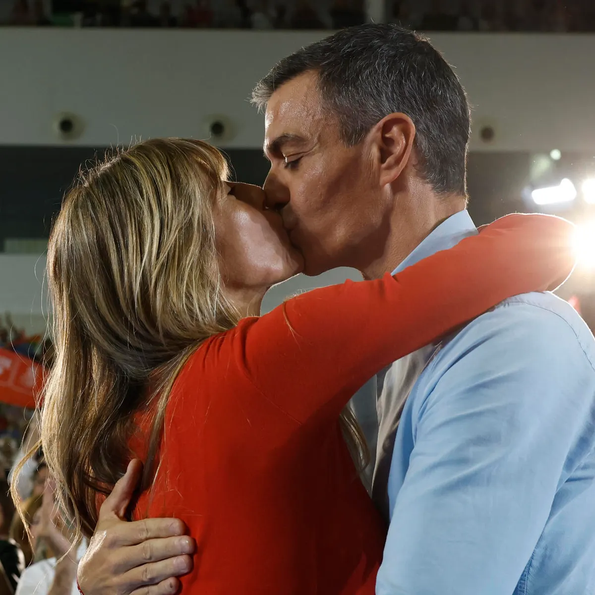 Sánchez mete a Begoña Gómez en campaña y le declara su amor: "Que lo escuchen alto y claro: te quiero"