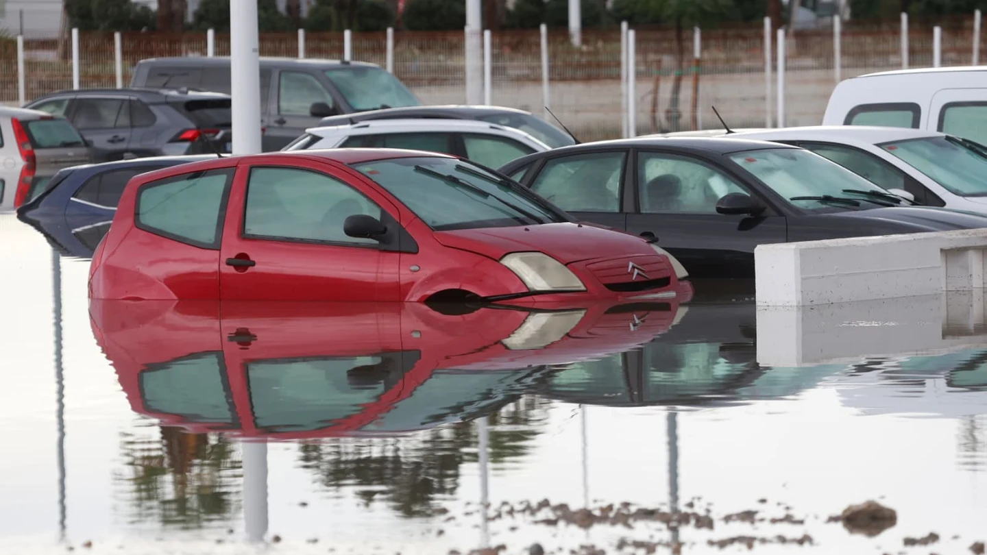 Varios coches inundados en Algeciras (Cádiz) Varios coches inundados en Algeciras (Cádiz)