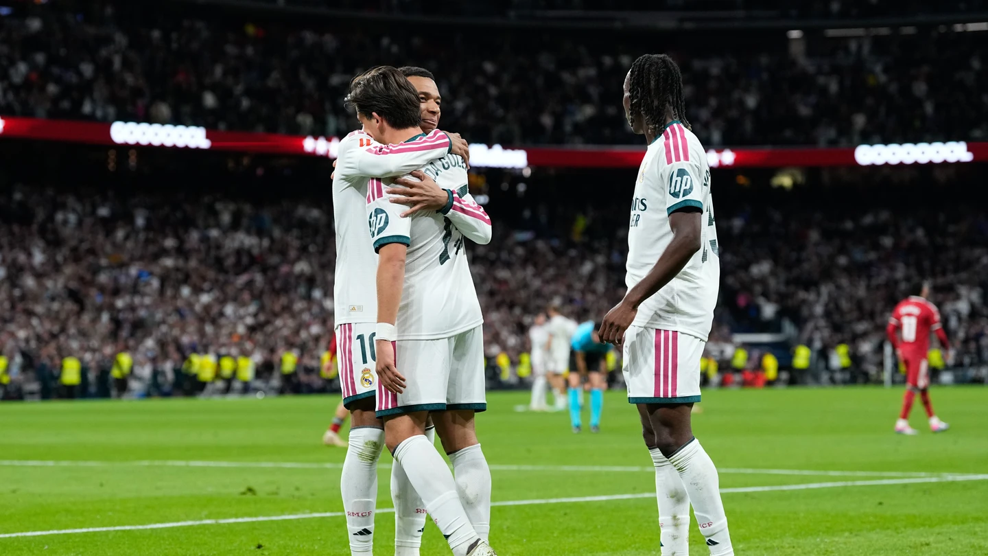Güler y Mbappé calman a un indignado Bernabéu Güler y Mbappé calman a un indignado Bernabéu