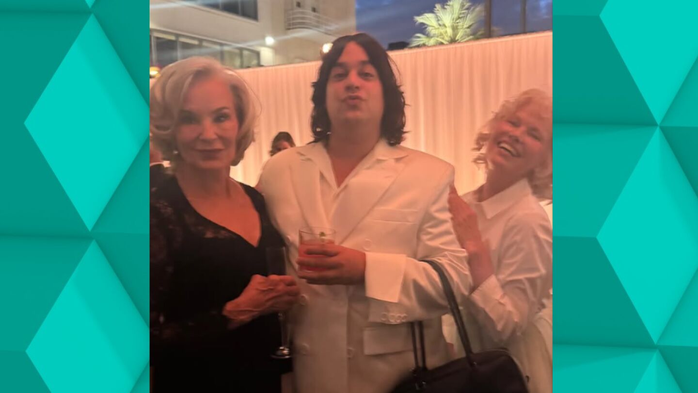 Carlos González posa junto a las actrices Jessica Lange y Pamela Anderson. 