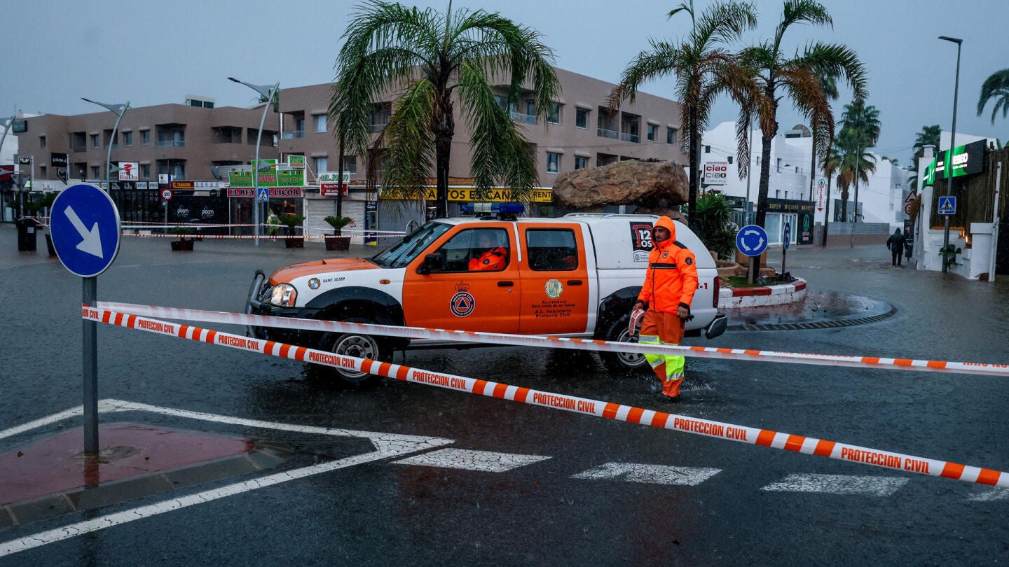 Vista del nivel del agua en las calles y carreteras de Ibiza este domingo.