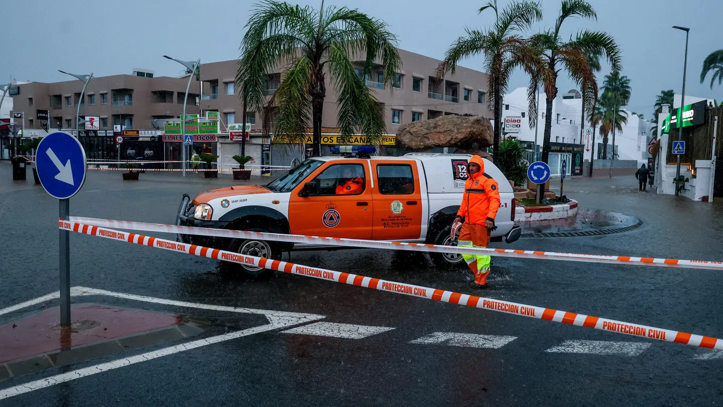 Vista del nivel del agua en las calles y carreteras de Ibiza este domingo. Vista del nivel del agua en las calles y carreteras de Ibiza este domingo.