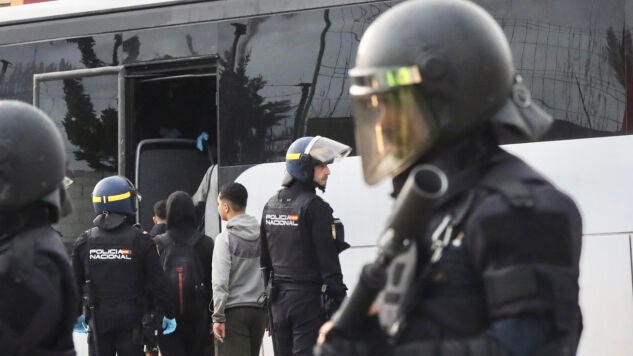 Varios migrantes suben a uno de los autobuses para su traslado en Ceuta