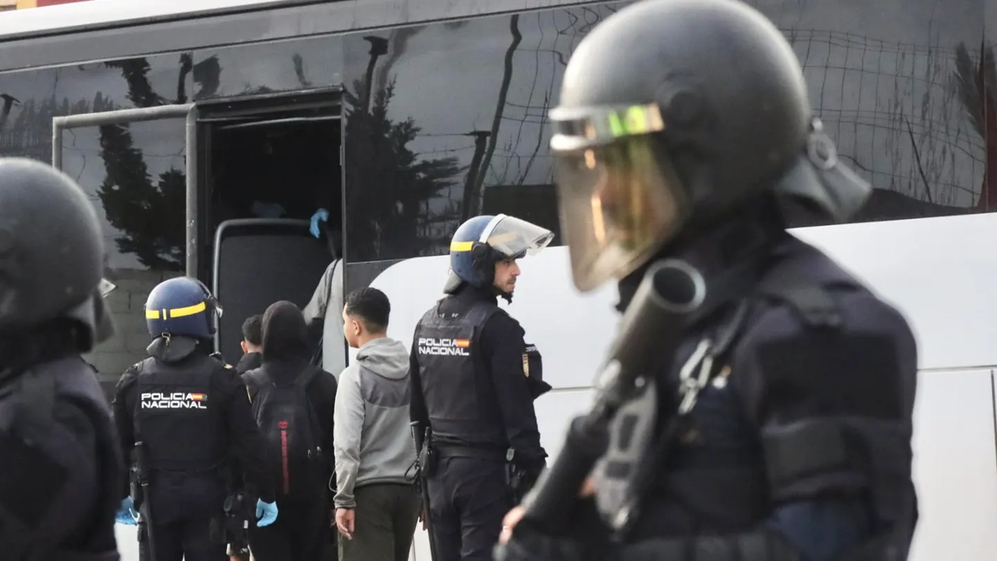 Varios migrantes suben a uno de los autobuses para su traslado en Ceuta Varios migrantes suben a uno de los autobuses para su traslado en Ceuta