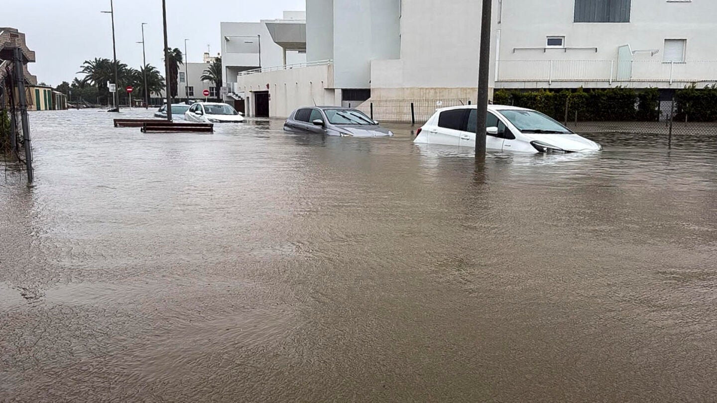 Coches inundados en Comunitat Valenciana por la DANA Adam.