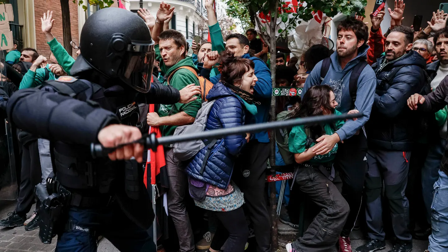 Imagen de la violencia policial contra los manifestantes educativos en Madrid Imagen de la violencia policial contra los manifestantes educativos en Madrid