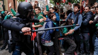 Imagen de la violencia policial contra los manifestantes educativos en Madrid