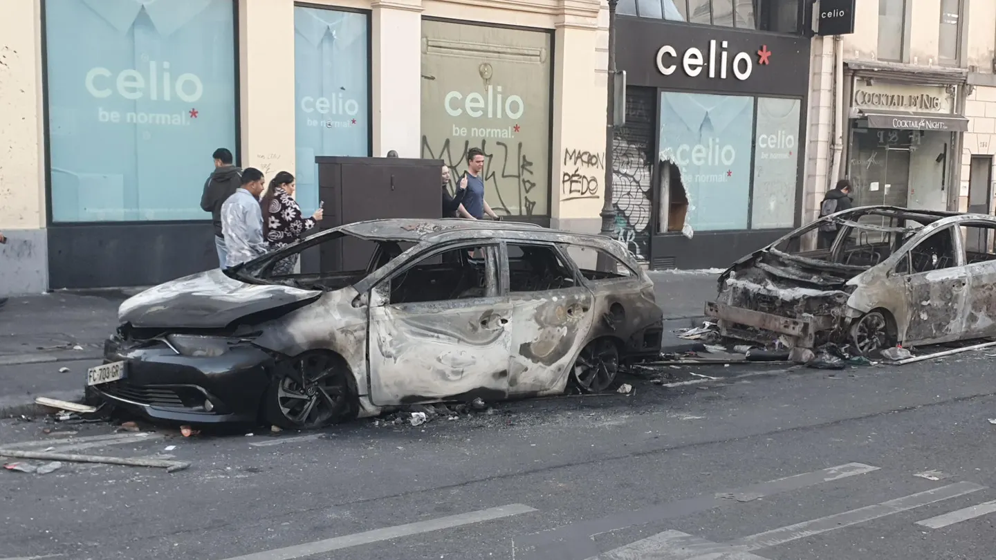 Coches incendiados en París tras los fuertes disturbios del fin de semana. Coches incendiados en París tras los fuertes disturbios del fin de semana.