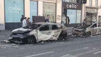 Coches incendiados en Par&iacute;s tras los fuertes disturbios del fin de semana.