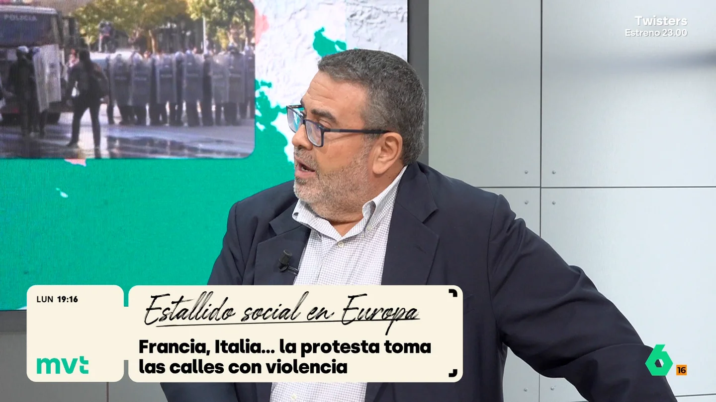 La reflexión de Pedro Rodríguez sobre la ola de protestas y disturbios en Europa: "Reflejan la crisis de nuestras democracias" Pedro Rodríguez analiza las protestas en Europa, desde Francia donde las reivindicaciones por el coste de la vida "han sido secuestradas por una minoría" al resto de países, donde surge una sensación de "cambio radical" que "beneficia a las opciones políticas más radicales".