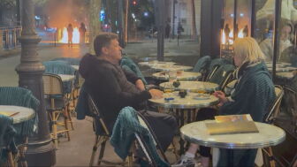 Una pareja tomando una copa mientras Par&iacute;s arde o una 'runner' entre barricadas: la vida sigue en Francia en mitad de los disturbios