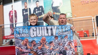 Aficionados del Liverpool cargan contra el City tras ser condenado