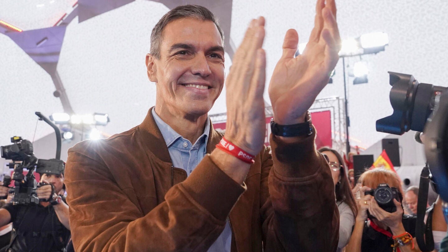 El secretario general del PSOE y presidente del Gobierno, Pedro S&aacute;nchez, participa en un acto de precampa&ntilde;a electoral en Valladolid, este lunes. 