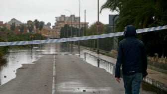 Un hombre camina por Miramar (Valencia) tras las lluvias de la DANA Adam.