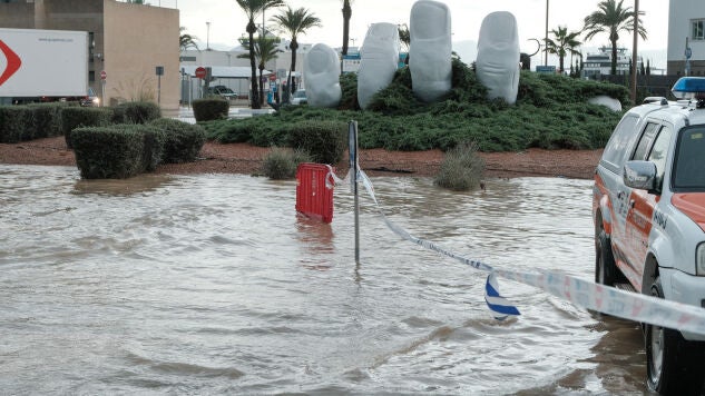 Acceso al puerto de Ibiza cortado al tr&aacute;fico por las inundaciones causadas por la dana Adam este lunes. 
