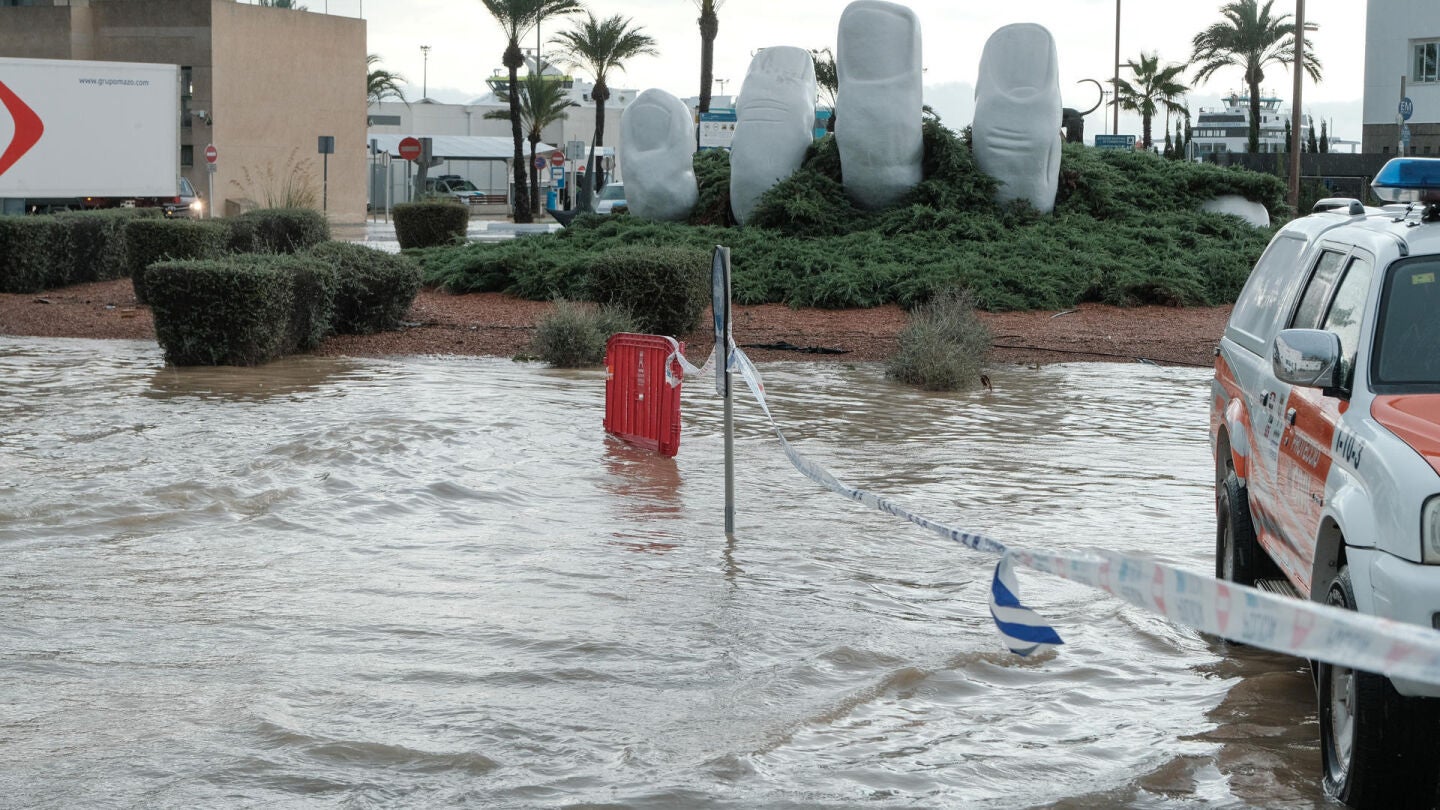 Acceso al puerto de Ibiza cortado al tr&aacute;fico por las inundaciones causadas por la dana Adam este lunes. 