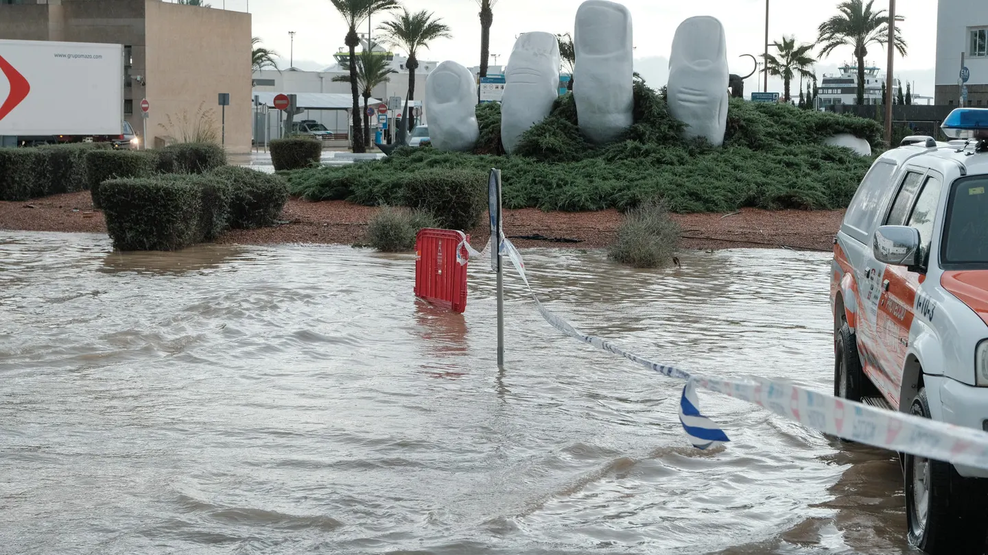 Acceso al puerto de Ibiza cortado al tráfico por las inundaciones causadas por la dana Adam este lunes. Acceso al puerto de Ibiza cortado al tráfico por las inundaciones causadas por la dana Adam este lunes.