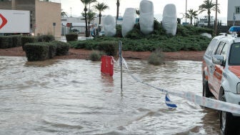 Acceso al puerto de Ibiza cortado al tr&aacute;fico por las inundaciones causadas por la dana Adam este lunes. 