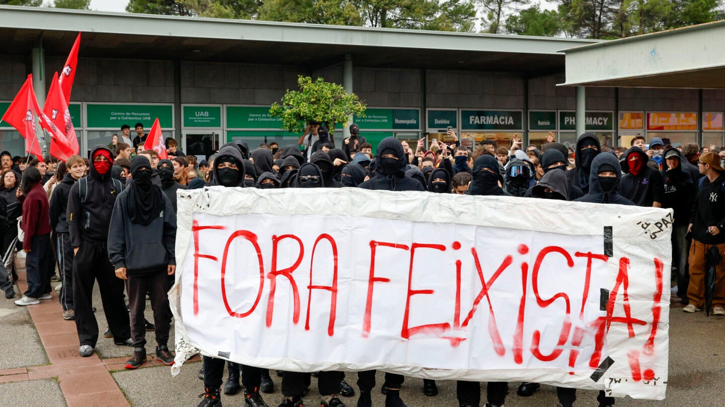Decenas de j&oacute;venes protestan contra Vito Quiles en la Universidad Aut&oacute;noma de Barcelona