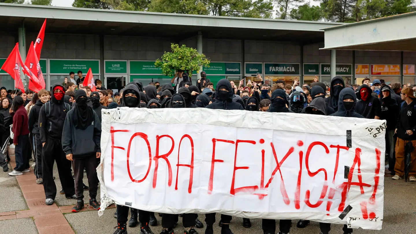 Decenas de jóvenes protestan contra Vito Quiles en la Universidad Autónoma de Barcelona Decenas de jóvenes protestan contra Vito Quiles en la Universidad Autónoma de Barcelona