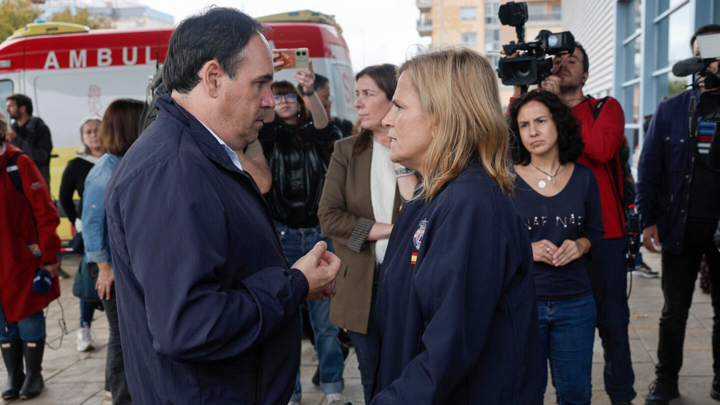 Juanfran P&eacute;rez Llorca y la delegada del Gobierno, Pilar Bernab&eacute;, en el Centro Polivalente de Oliva (Valencia).
