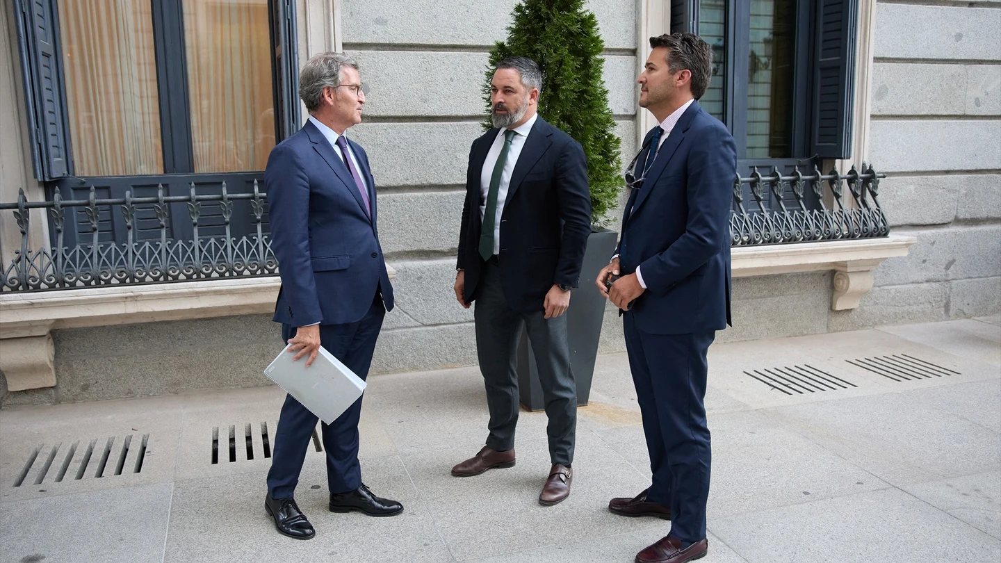Alberto Núñez Feijóo y Santiago Abascal en el patio del Congreso Alberto Núñez Feijóo y Santiago Abascal en el patio del Congreso