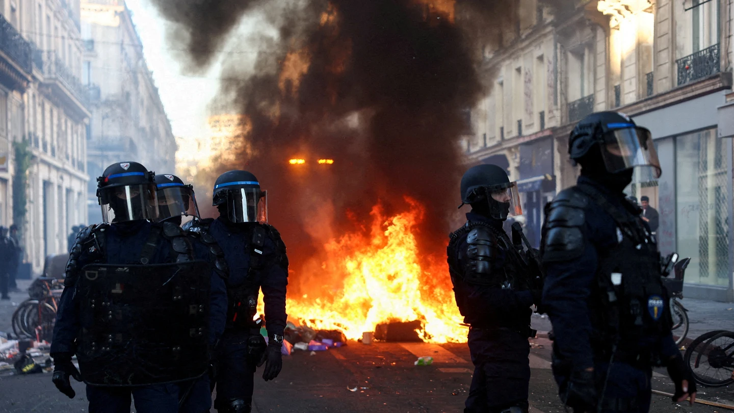 Agentes de policía montan guardia durante los disturbios civiles, en París, Francia, el 18 de octubre de 2026. Agentes de policía montan guardia durante los disturbios civiles, en París, Francia, el 18 de octubre de 2026.