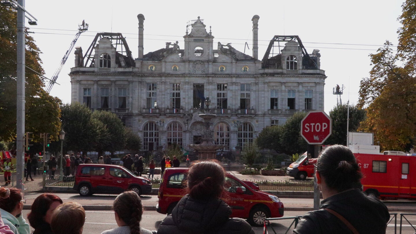 El Ayuntamiento de Limoges, con graves destrozos tras el incendio.