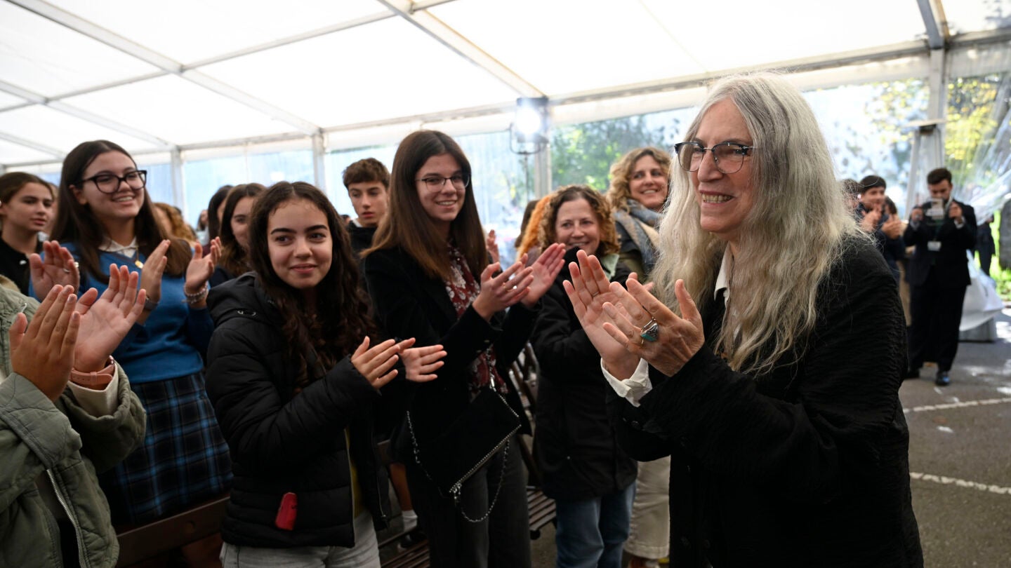 La cantante y escritora estadounidense Patti Smith durante un encuentro con estudiantes de Mieres