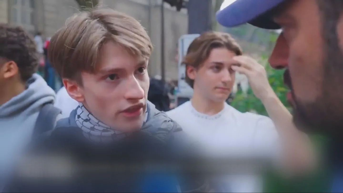 Elwan Benoît, el estudiante de 17 años que se convirtió en uno de los rostros de las protestas en Francia Elwan Benoît, el estudiante de 17 años que se convirtió en uno de los rostros de las protestas en Francia