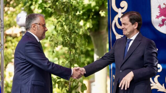 Carlos Poll&aacute;n (Vox), vicepresidente primero de Castilla y Le&oacute;n, y Alfonso Fern&aacute;ndez Ma&ntilde;ueco (PP).