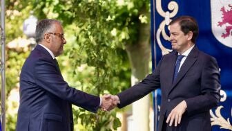 Carlos Poll&aacute;n (Vox), vicepresidente primero de Castilla y Le&oacute;n, y Alfonso Fern&aacute;ndez Ma&ntilde;ueco (PP).