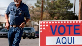 Un hombre pasando por un centro de votaci&oacute;n de las 'midterms' en el Paso (Texas), el 19 de octubre de 2026