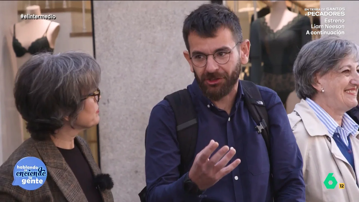 Un hombre, tajante sobre las pensiones: "Si se quiere hay recursos, otra cosa es que se quiera desmontar el sistema" Thais Villas modera un encendido debate en plena calle sobre las pensiones, donde hay quien defiende que el sistema es completamente sostenible si hay "voluntad política" y quien cree que habría que "quitar tantas ayudas como se dan para gilipolleces" para llenar la hucha de las pensiones.