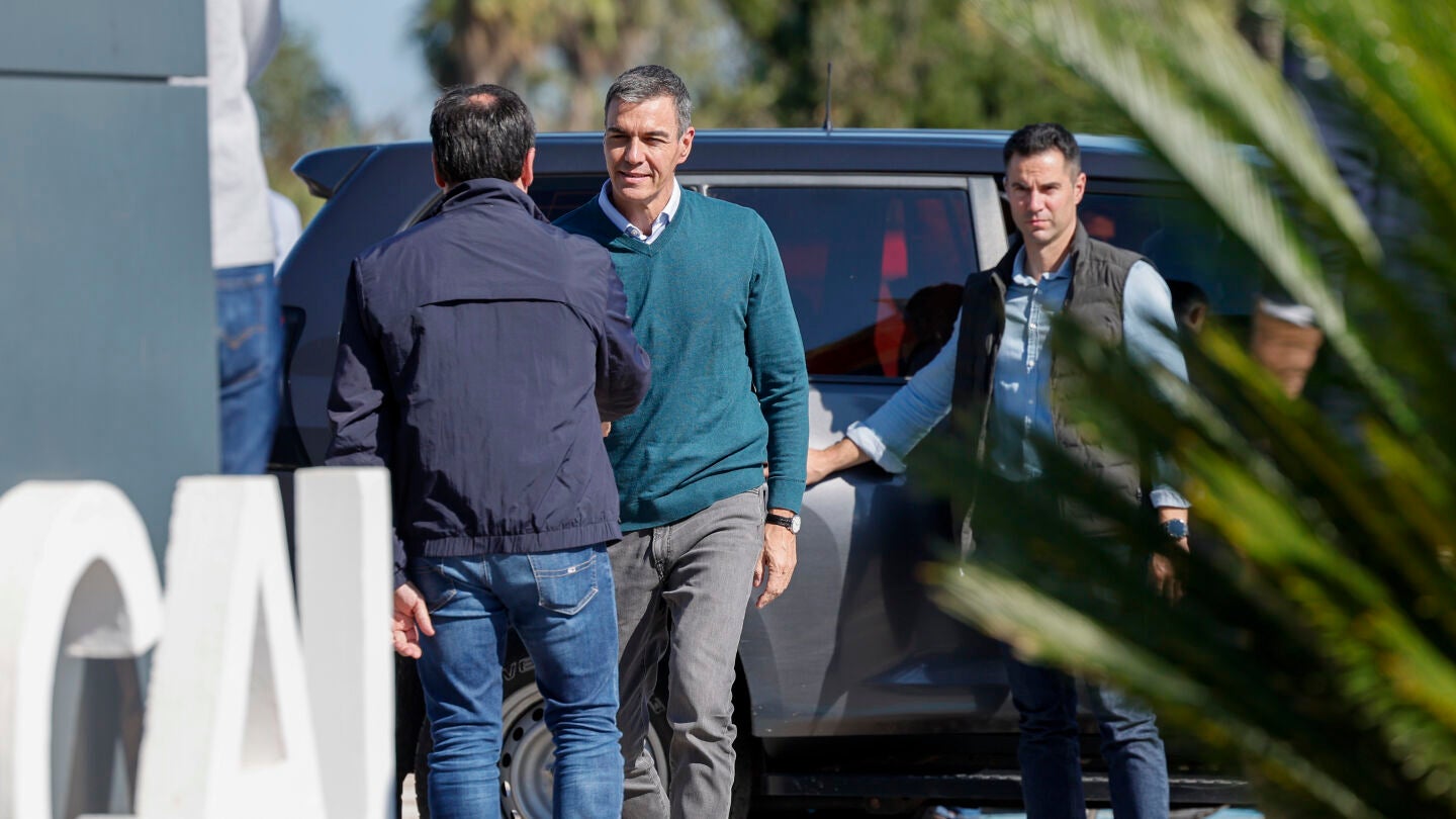 El presidente del Gobierno, Pedro S&aacute;nchez, saluda al president de la Generalitat, Juanfran P&eacute;rez Llorca, durante su visita al Puesto de Mando Avanzado en Oliva (Valencia)