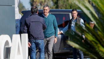El presidente del Gobierno, Pedro S&aacute;nchez, saluda al president de la Generalitat, Juanfran P&eacute;rez Llorca, durante su visita al Puesto de Mando Avanzado en Oliva (Valencia)