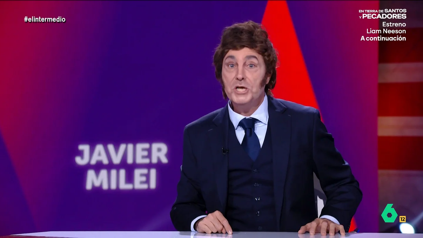 'Javier Milei' se ofrece para la campaña de la derecha para el 29-N: "Por 50.000 pesos doy el mitin en gayumbos" Raúl Pérez se convierte en Javier Milei, que hoy llegaba a España en plena precampaña electoral. Motosierra en mano, coincide con 'Isabel Díaz Ayuso' y le propone tirar de motosierra para desalojar la Puerta del Sol.