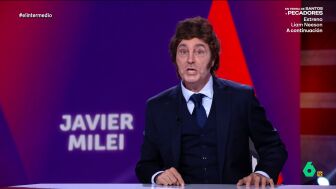 Ra&uacute;l P&eacute;rez se convierte en Javier Milei, que hoy llegaba a Espa&ntilde;a en plena precampa&ntilde;a electoral. Motosierra en mano, coincide con 'Isabel D&iacute;az Ayuso' y le propone tirar de motosierra para desalojar la Puerta del Sol.