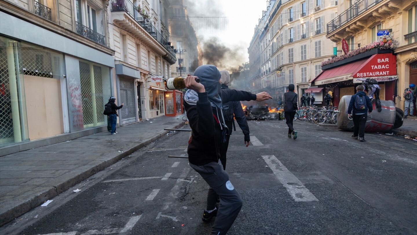 Los manifestantes se enfrentan a la Polic&iacute;a en las protestas en Par&iacute;s.