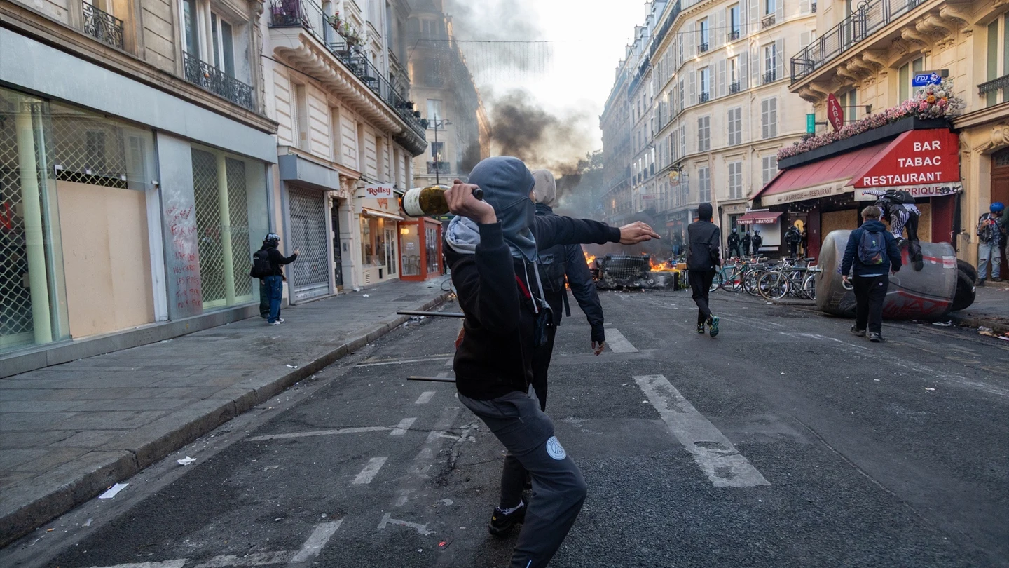 Los manifestantes se enfrentan a la Policía en las protestas en París. Los manifestantes se enfrentan a la Policía en las protestas en París.