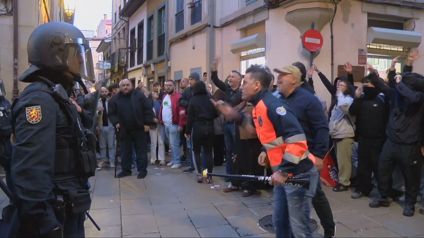 Protestas, tensión y un gran despliegue policial en Avilés por un mitin de Abascal Protestas, tensión y un gran despliegue policial en Avilés por un mitin de Abascal