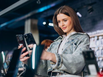 Ojeando smartphones en una tienda