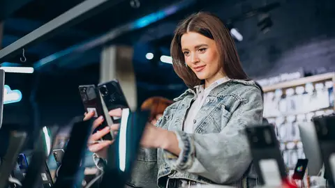 Ojeando smartphones en una tienda Ojeando smartphones en una tienda