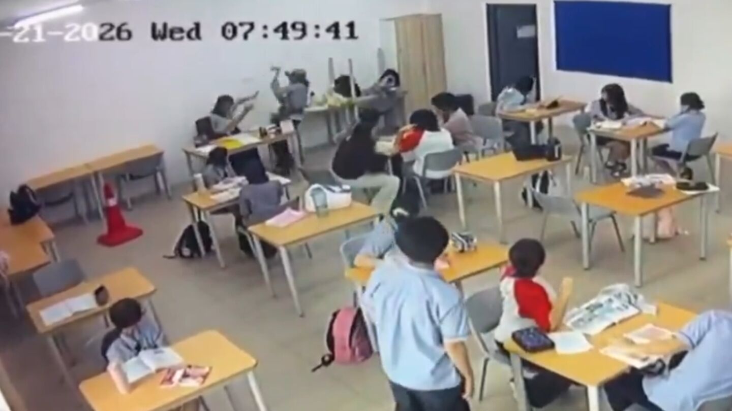 Un estudiante ataca con un hacha a una profesora en medio de la clase en Malasia