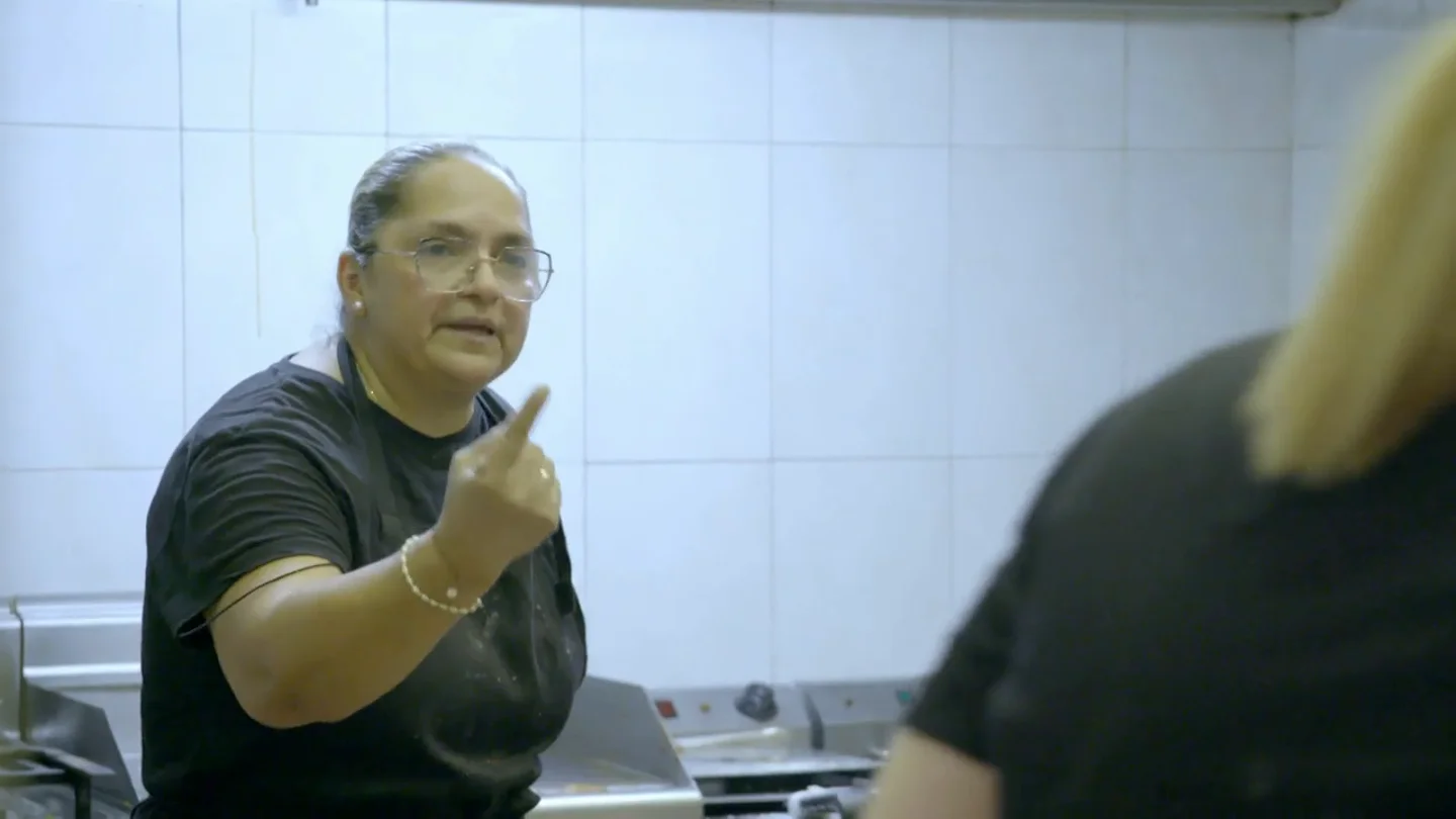 "¿Lo frío en mi coño?": la cocinera del Bar Avenida estalla ante Chicote al quedarse sin aceite durante el servicio "¿Lo frío en mi coño?": la cocinera del Bar Avenida estalla ante Chicote al quedarse sin aceite durante el servicio