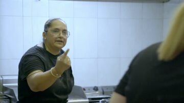 "&iquest;Lo fr&iacute;o en mi co&ntilde;o?": la cocinera del Bar Avenida estalla ante Chicote al quedarse sin aceite durante el servicio