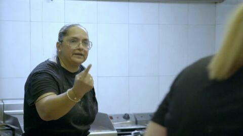 "&iquest;Lo fr&iacute;o en mi co&ntilde;o?": la cocinera del Bar Avenida estalla ante Chicote al quedarse sin aceite durante el servicio