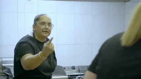 "¿Lo frío en mi coño?": la cocinera del Bar Avenida estalla ante Chicote al quedarse sin aceite durante el servicio "¿Lo frío en mi coño?": la cocinera del Bar Avenida estalla ante Chicote al quedarse sin aceite durante el servicio